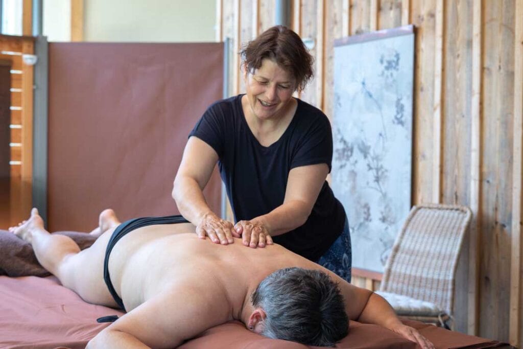 Massage im Outdoorbereich - Auszeit am Dorfbach
